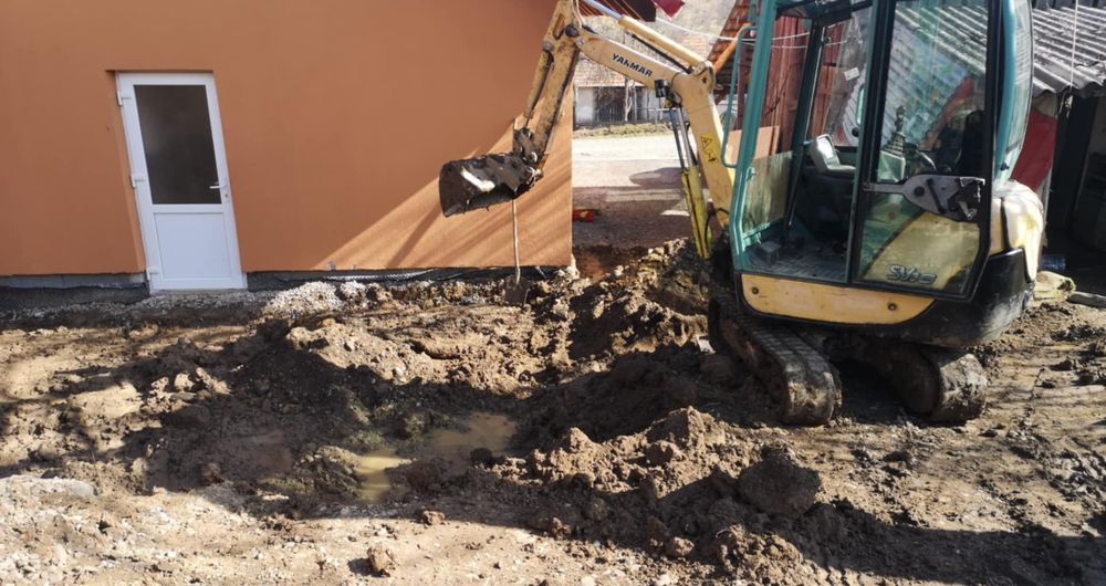 Execut lucrări cu mini-excavator și basculantă