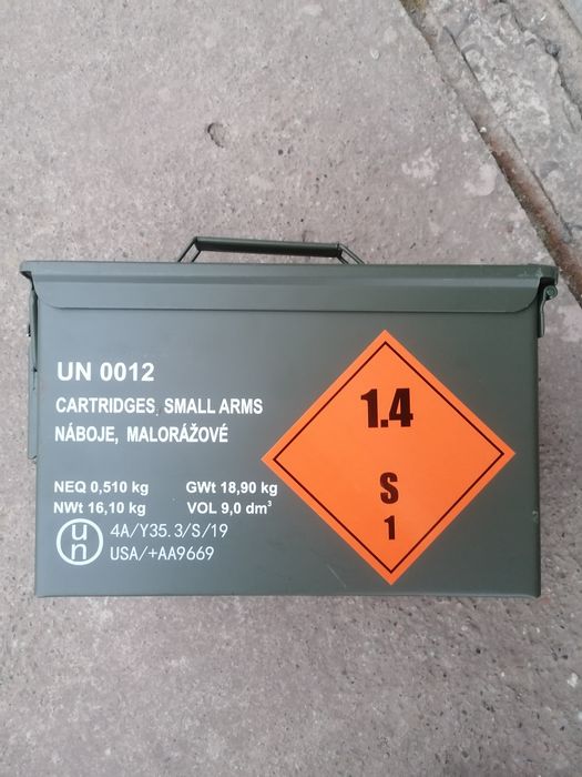 Cutie metalica cu capac etans, ideala depozitare diverse: scule, bani