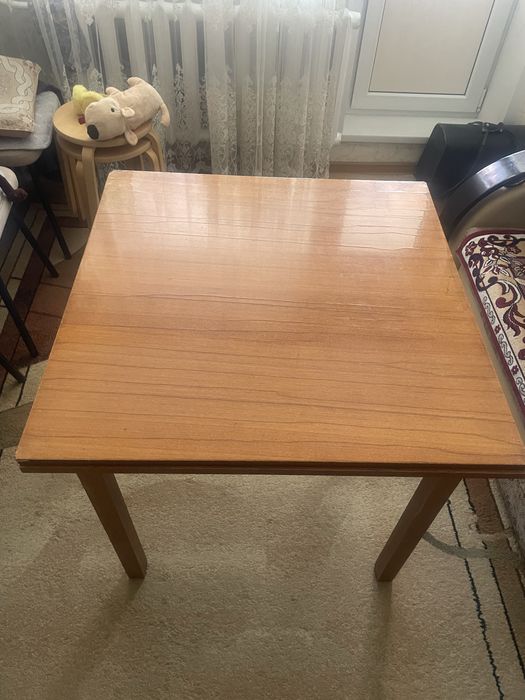 Продам стол размер 80 на 80