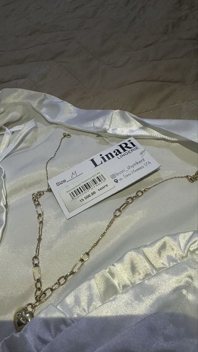 Атласный пеньюар с перьями