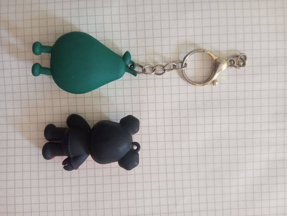 Брелок авакадо с роботом мишкой тоже брелок
