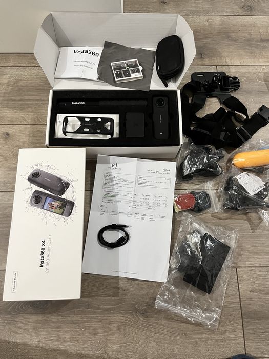 Insta360 X4 Adventure Bundle, full box
