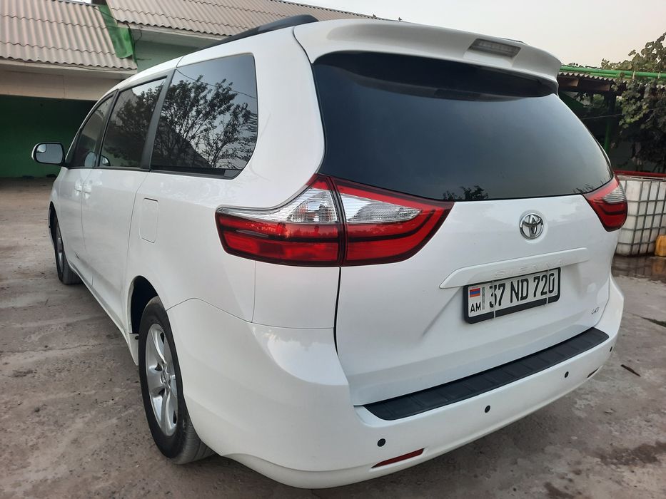Tayota Sienna 2015