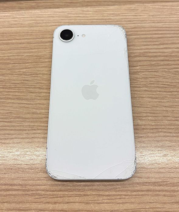 iPhone 16е 128 ГБ, белый - 100% аккумулятор