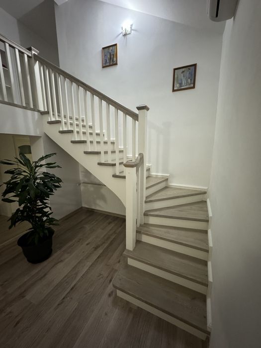 Scări interioare și balustrade din lemn masiv – Stejar, Frasin, Fag