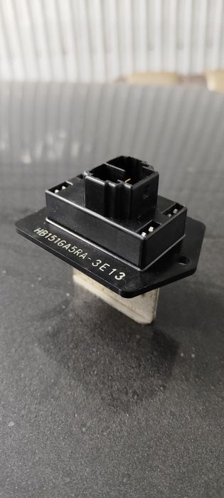 Продам Резистор печки Мазда Кронос