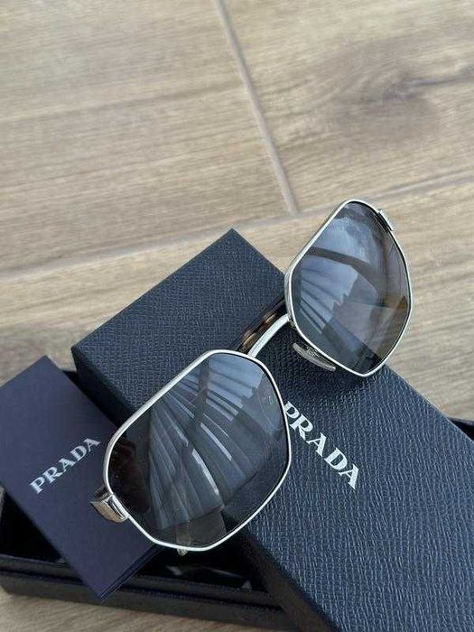 Стилни слънчеви очила Prada