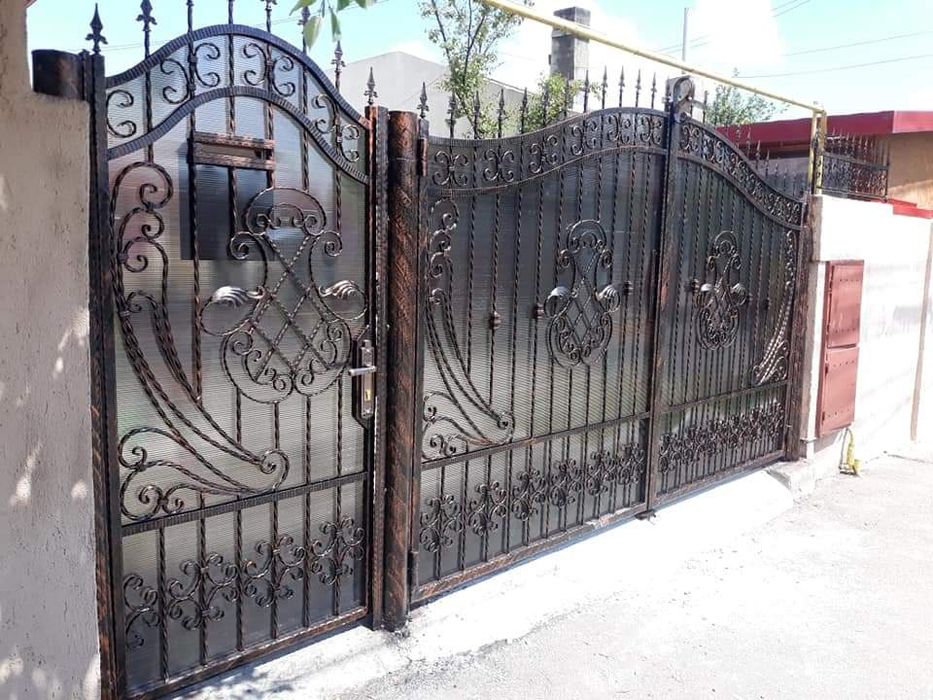 Porți moderne jaluzea, fier forjat, tabla decupată