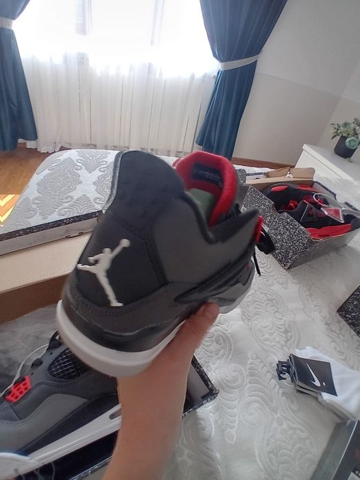 Air Jordan 4 noi + o pereche de șosete