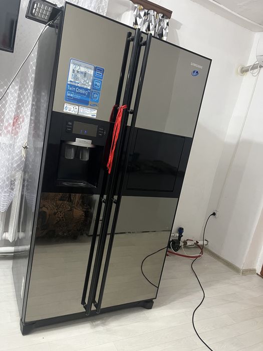 Продам огромный двухдверный холодильник Samsung.