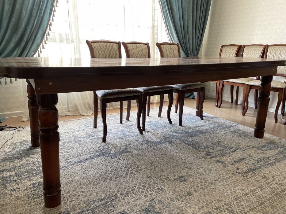 Стол и стулья в комплекте