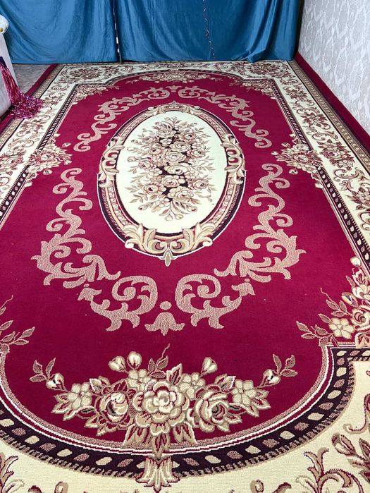 Продам стол и палас 2 шт