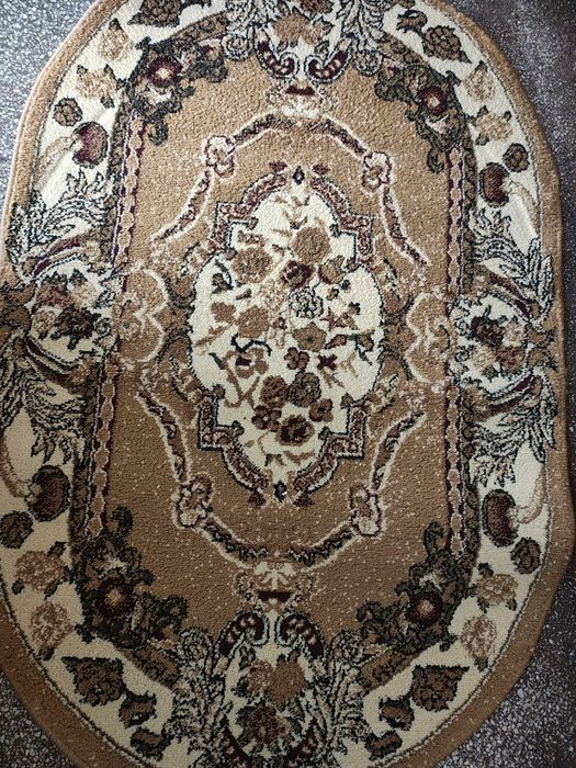 Vând covor oval culoare maro cu crem