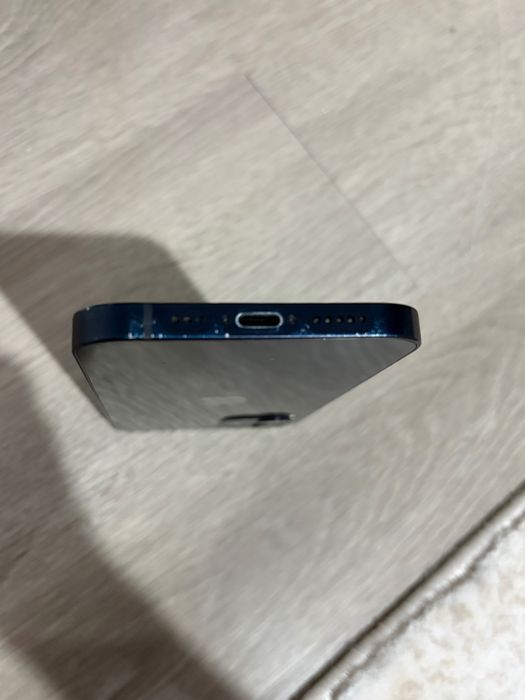 Vand iPhone 12 simplu