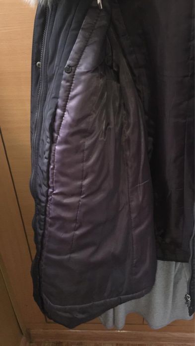 Зимняя куртка с капюшоном.