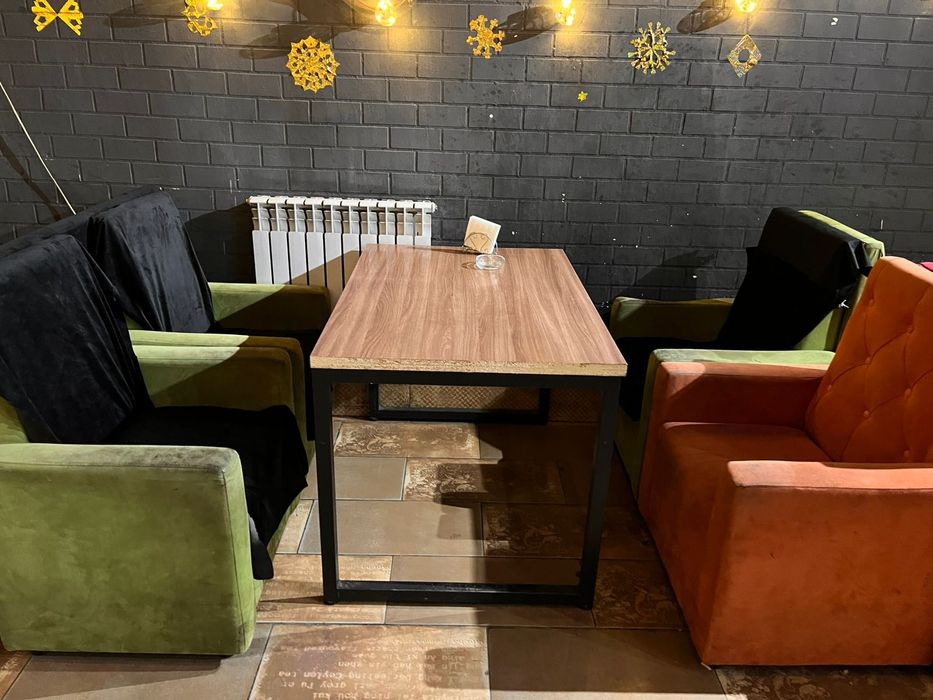 Срочно продам комплект стол и диваны