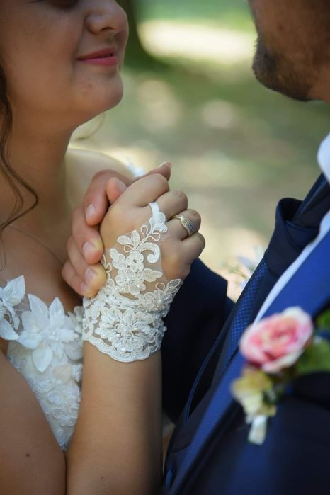 Булчинска рокля с воал, чантичка и ръкавици