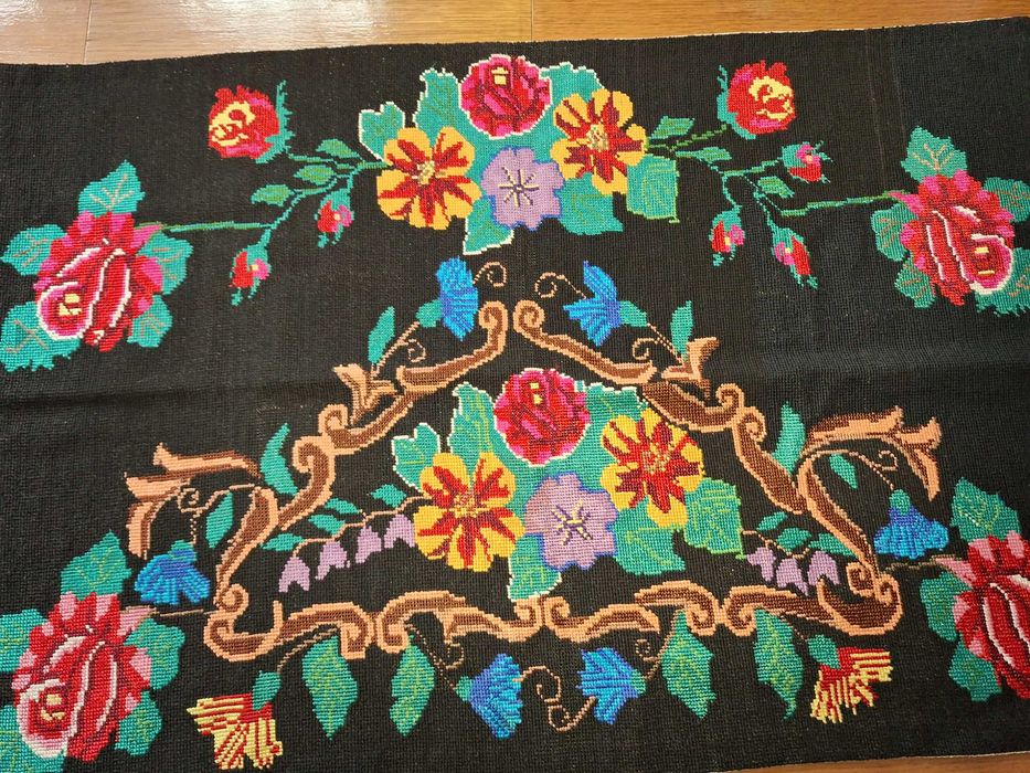 Tapiserie veche, cusută manual, cu motive florale stilizate 100x64cm