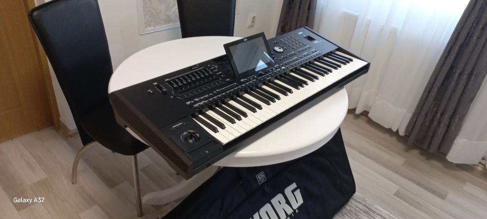 Vând korg pa 5x internațional de 61. Absolut ca și Nou adus azi din italia cu husa și set 2026.
