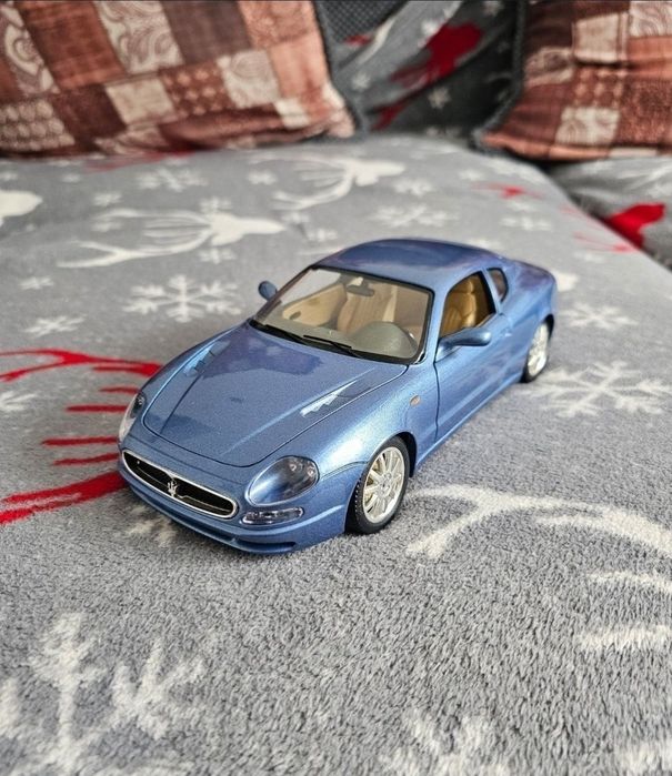 Macheta metalica maserati 3200 GT 1998 burago scara 1:18