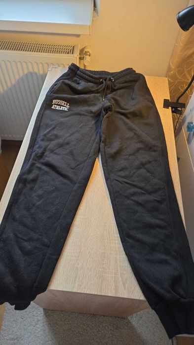 Pantaloni Russsell Athletic, mar.S, negri, orginali, in stare buna.