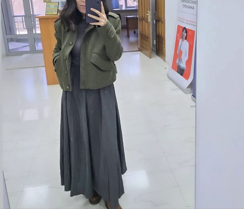 Пальто продается от бренда Zara