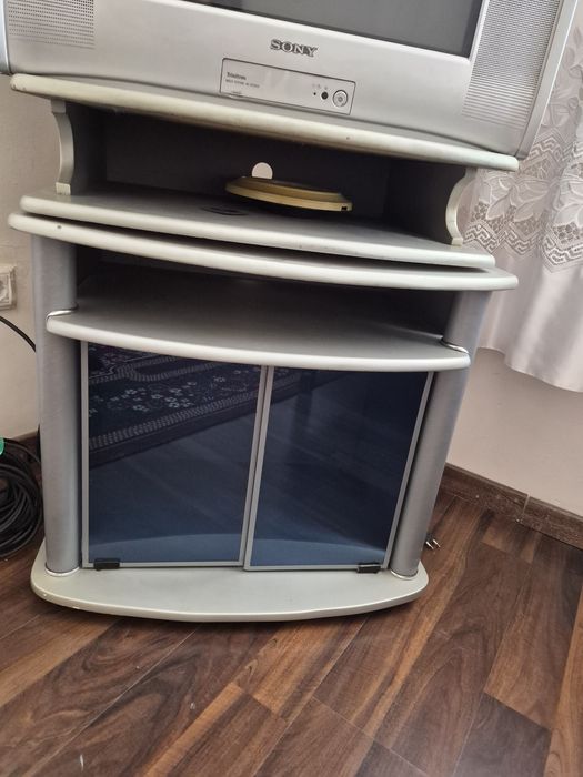 Телевизор самсунг и тумбочка сотилади холати жуда хам яхши ишлайди хам