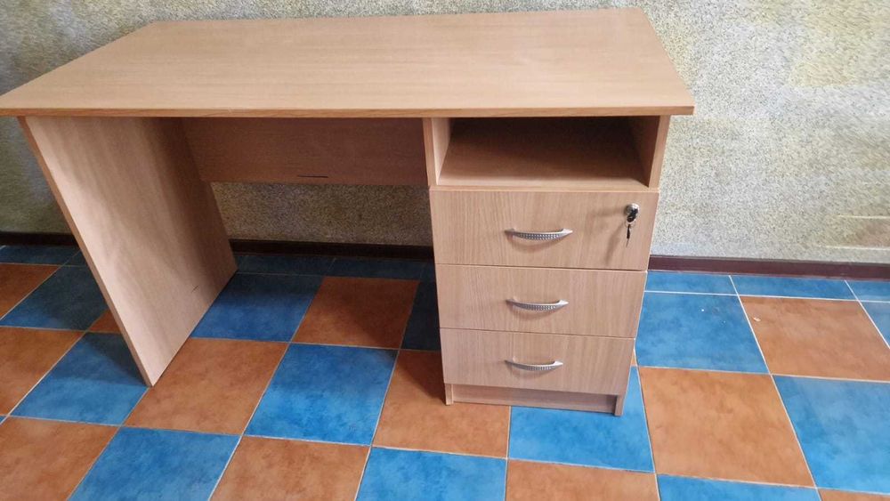 Письменный стол деревянный