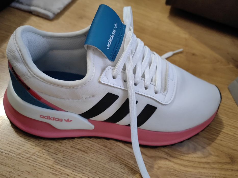 Оригинални дамски маратонки Adidas