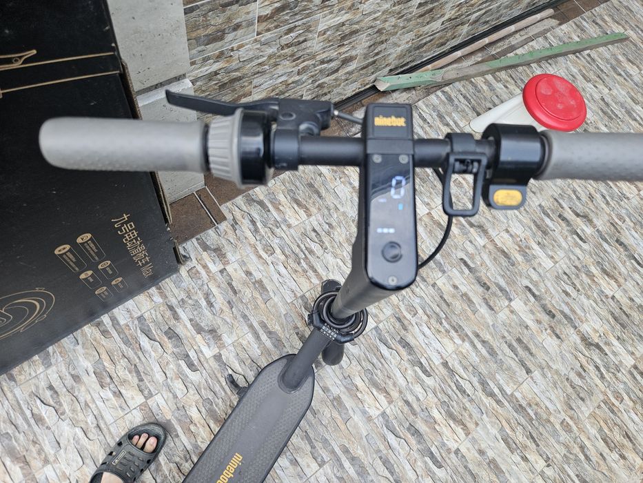 электросамокат Ninebot KickScooter Max G30 черного цвета.