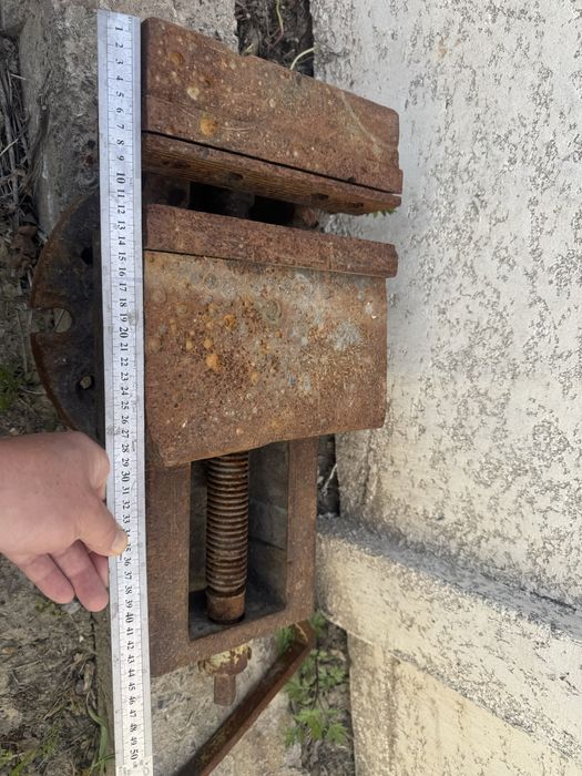 Тиски большие б/у рабочие