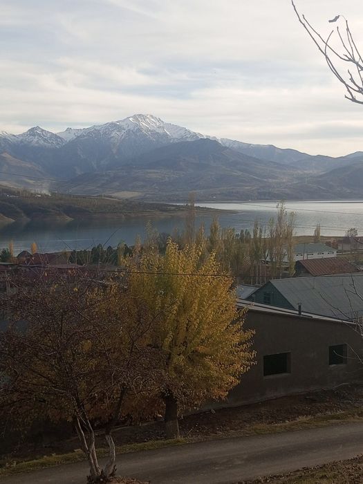 Sirochni 8 sotiĝ  yer  sotiladi  dacha suv boyiga yaqin 1 sotiĝ