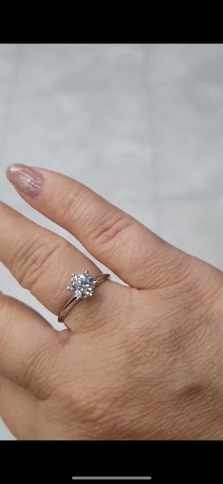 Срочно! Продам кольцо с лаб.бриллиантом 1 карат