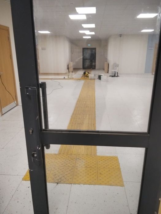 Стелим тактильные плитки улечные и внутреные