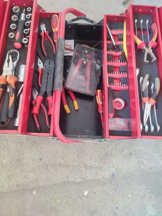 Метален куфар с инструменти