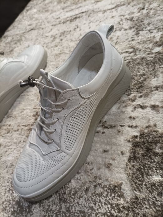 Дамски спортни обувки от естествена кожа