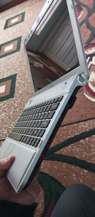 Netbook sony. 4/256 gb. Dasturlash uchun zo'r. Batareyka saqlamaydi