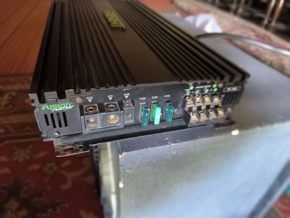 Fujitsu usilitel 4ta kanali kanaliga 120-140w nominal max emas normaln