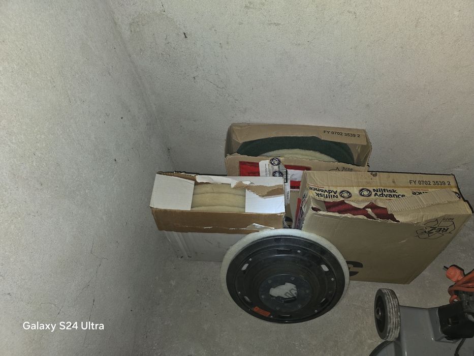 Машина за полиране на подови  настилки,състояние  като нова  с прилежащите  инструменти