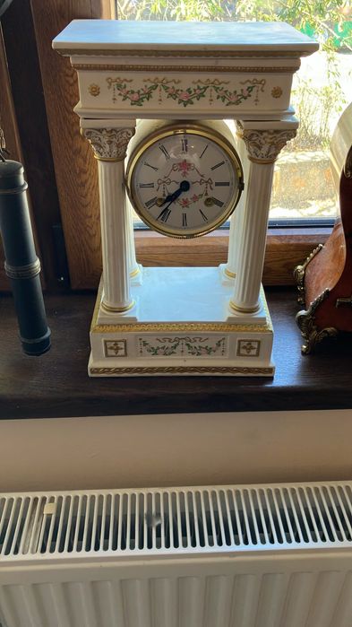 Ceas de masă de antichitate – Vintage, Elegant, Colecție