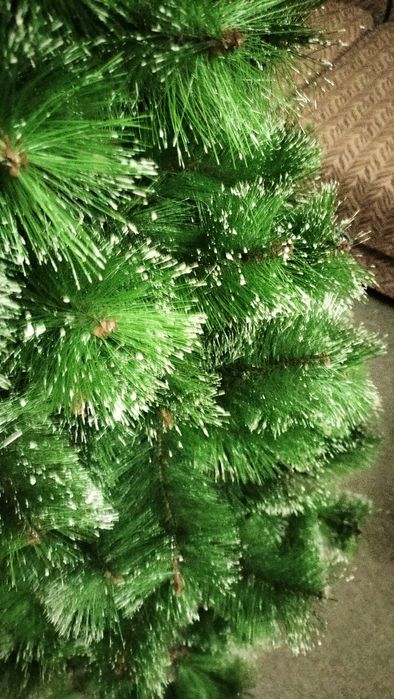 Продам ёлку с снежным опалом