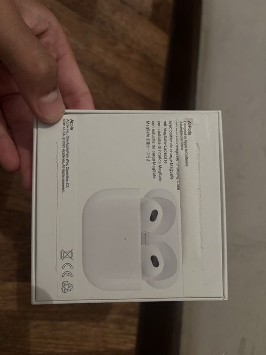 AirPods оригинал почти новые