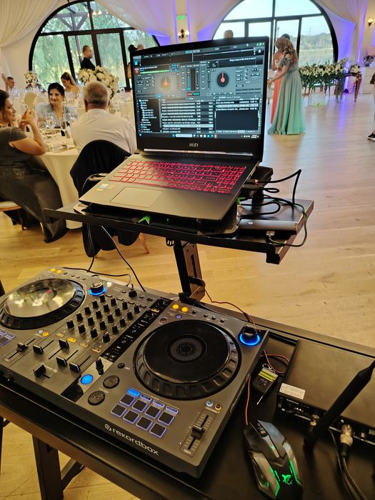 Dj, MC ,Sonorizare, schela lumini ,mașină de fum ușor,