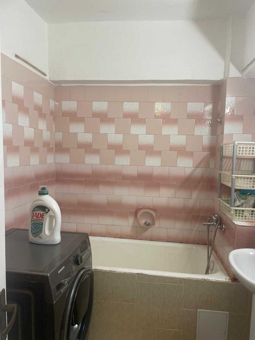 B-dul Traian, 4 camere 2 bai, etaj 6,mobilat si utilat clasic,300 euro