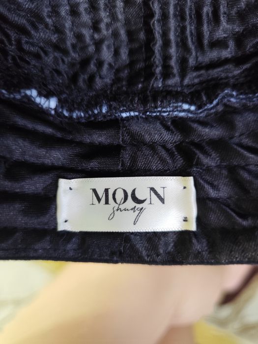 "Moonshuaq"  брендінің тақиясы