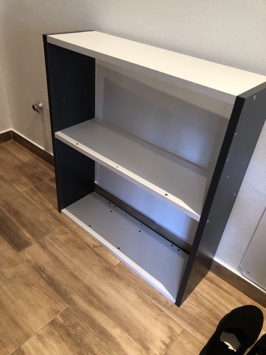 Etajera cu rafturi
