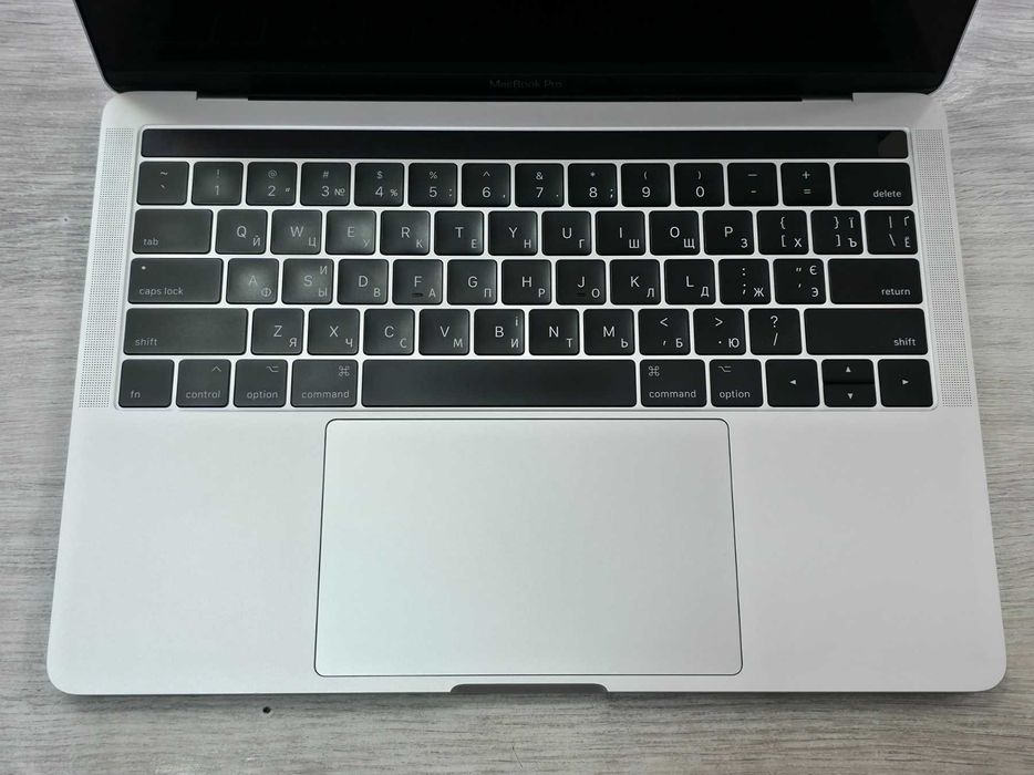 MacBook Pro 13" (2017) / i5 3.1 GHz / Touchbar / 256GB / 8 RAM