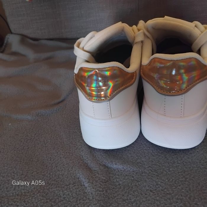 Спортни обувки с връзки