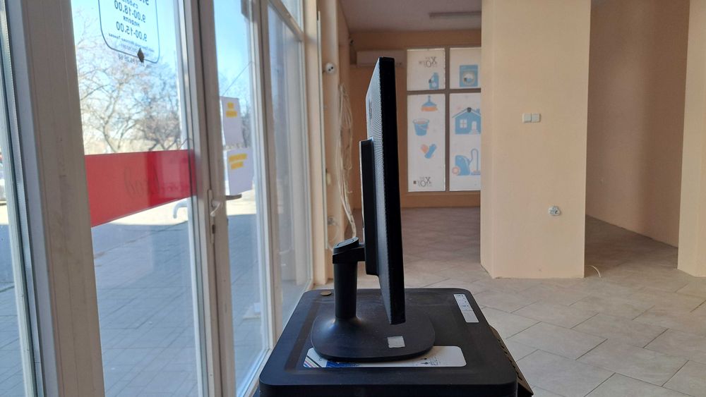 Монитор LG – около 22–24 инча, Full HD