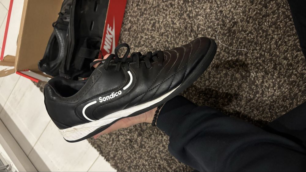 Футболни обувки .